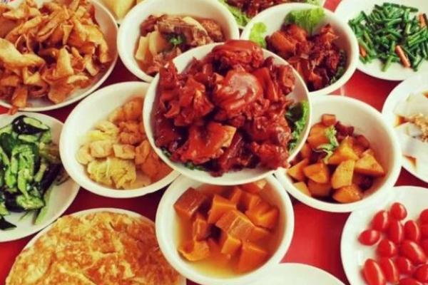 节日季节的美食盛宴：传统佳肴与新颖创意搭配