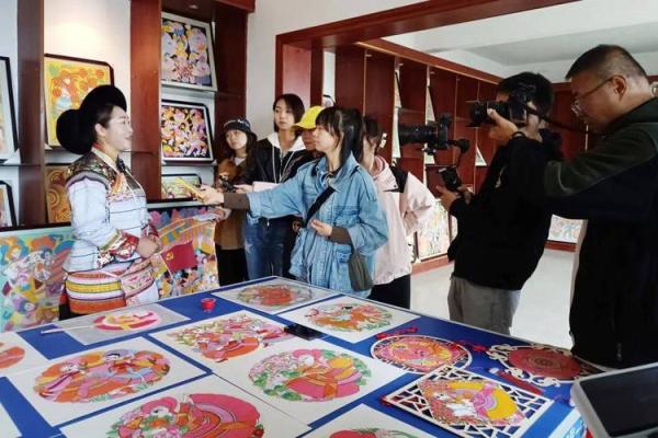走进中国民间艺术：传统风俗与文化传承