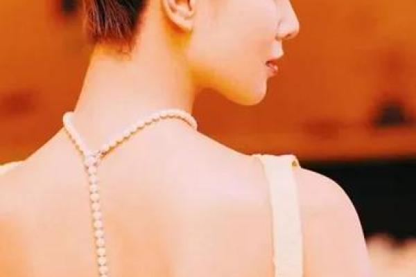 女性背部痣相解析：揭示健康与命运的微妙关系
