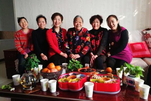 俄罗斯节日中的家庭聚会与社交习惯