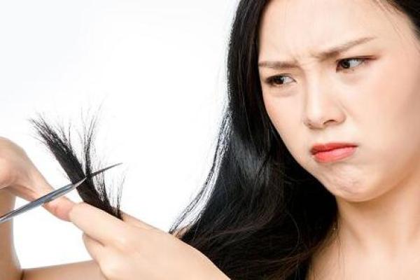 梦见剪头发的多重含义：从自我重塑到内心困扰