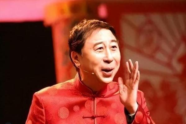 冯巩面相揭秘：八字眉、圆脸蛋背后的福星运势