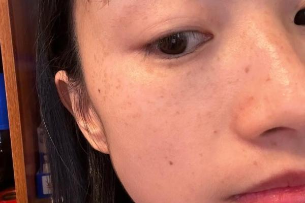 面容如画：斑女人面相的神秘魅力解读