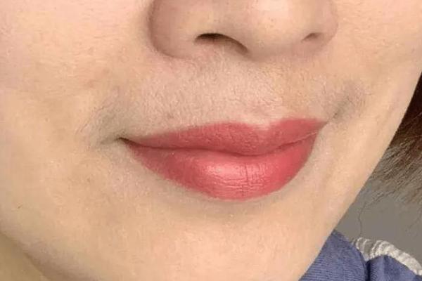 面容如画：长胡须女性的独特面相魅力
