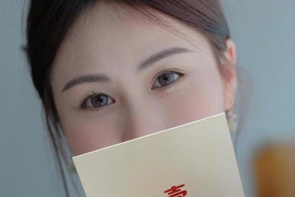 眉淡映清颜，面相透露的淡雅气质