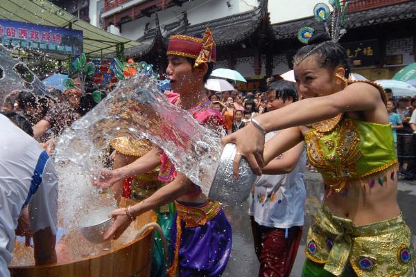 泼水欢歌迎新年：傣族泼水节的文化盛宴