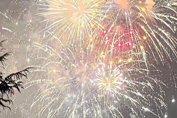 春节的烟花绽放夜空，传统习俗焕新颜