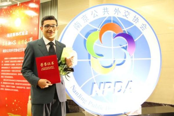 陈昕的成功之路：从学术到实践的跨越