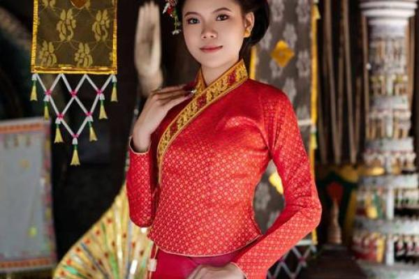 花街节里，傣族姑娘的绚丽绽放