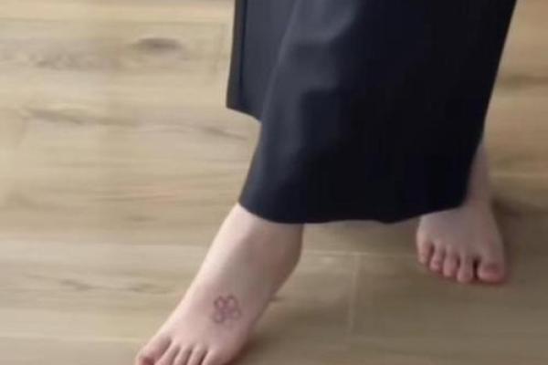 超自然魅力：小腿肚上的神秘痣